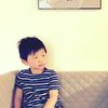 歌う少年